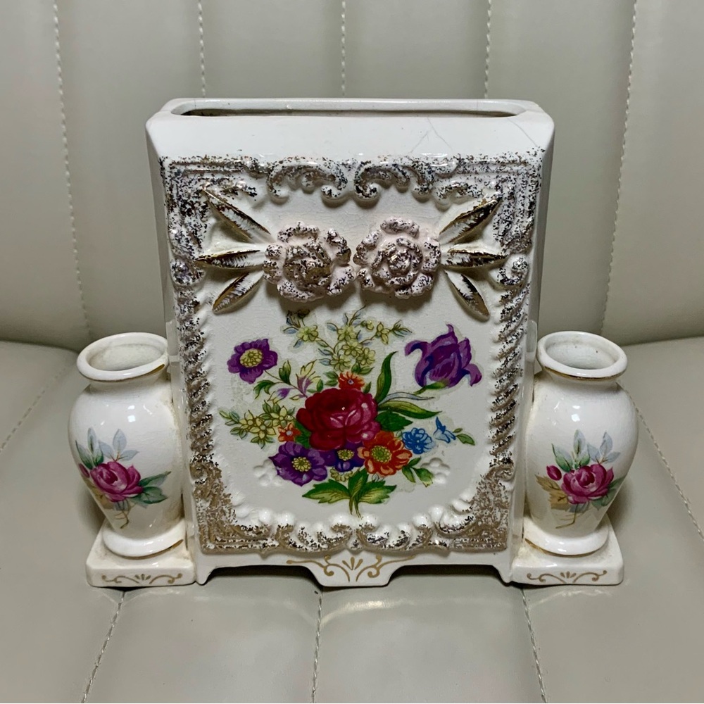 Vintage‎ Floral Wall Pocket  w/gold tone accents TILSO Japan Handpainted